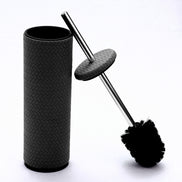 Brush drawn out of its 27.5 cm leather holder, black bristles below the steel rod and leather lid