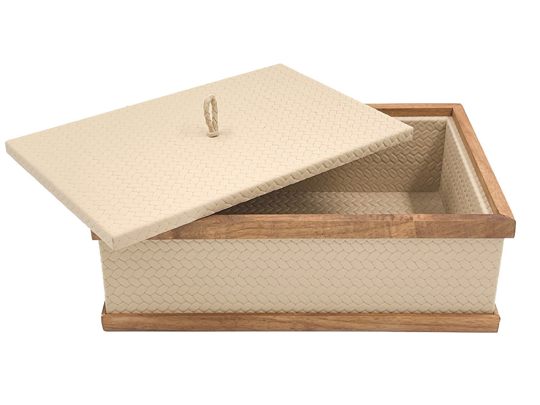 The lid tipped off the 27 x 19 cm box, its plaited loop upright above a walnut-railed opening lined in leather