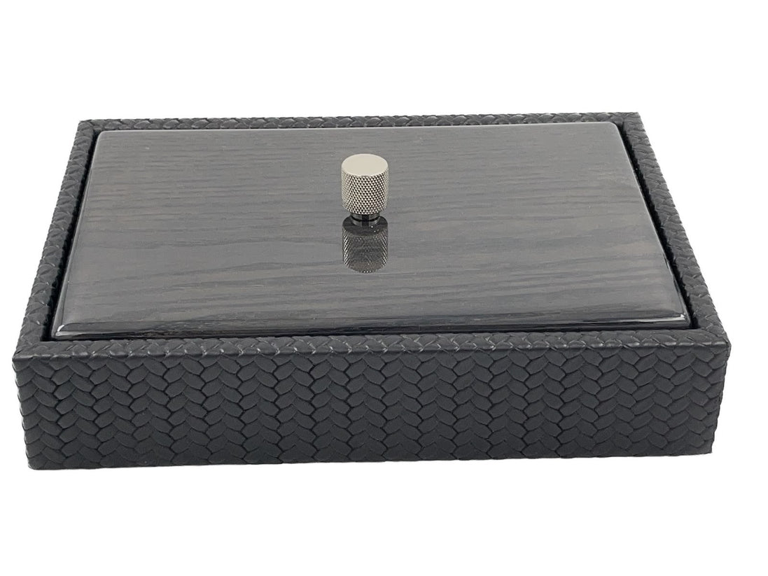 The 27.5 x 20 cm box closed, a lacquered wood lid recessed inside the leather rim of a body 5.5 cm deep