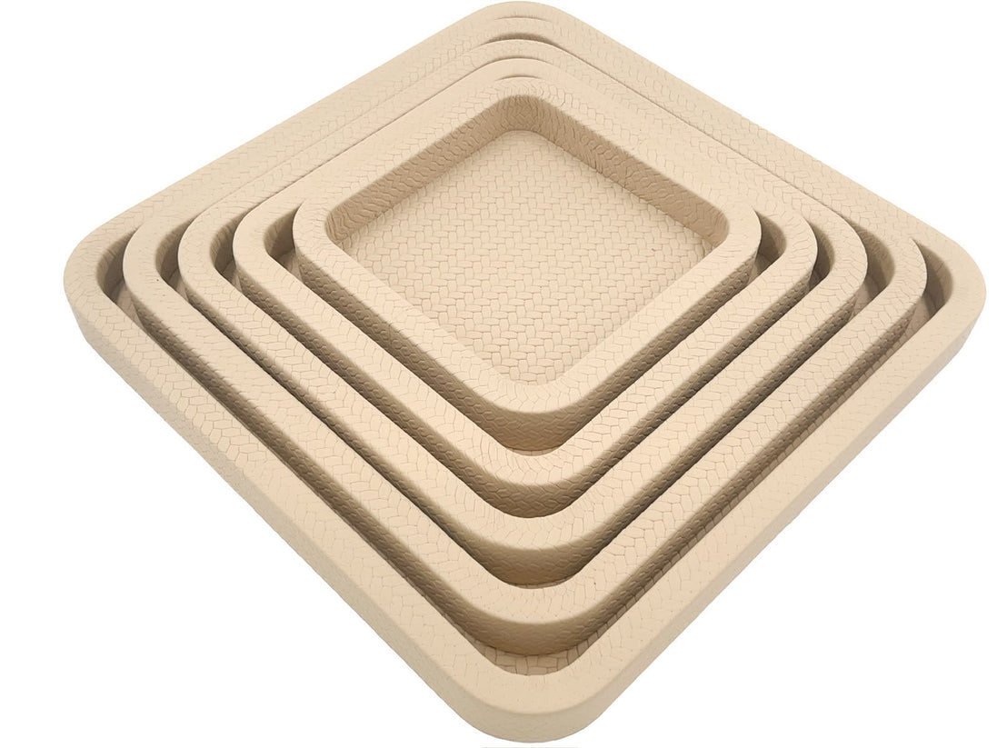 The set turned on the diagonal, five leather rims tapering inward from the 42 cm outer tray