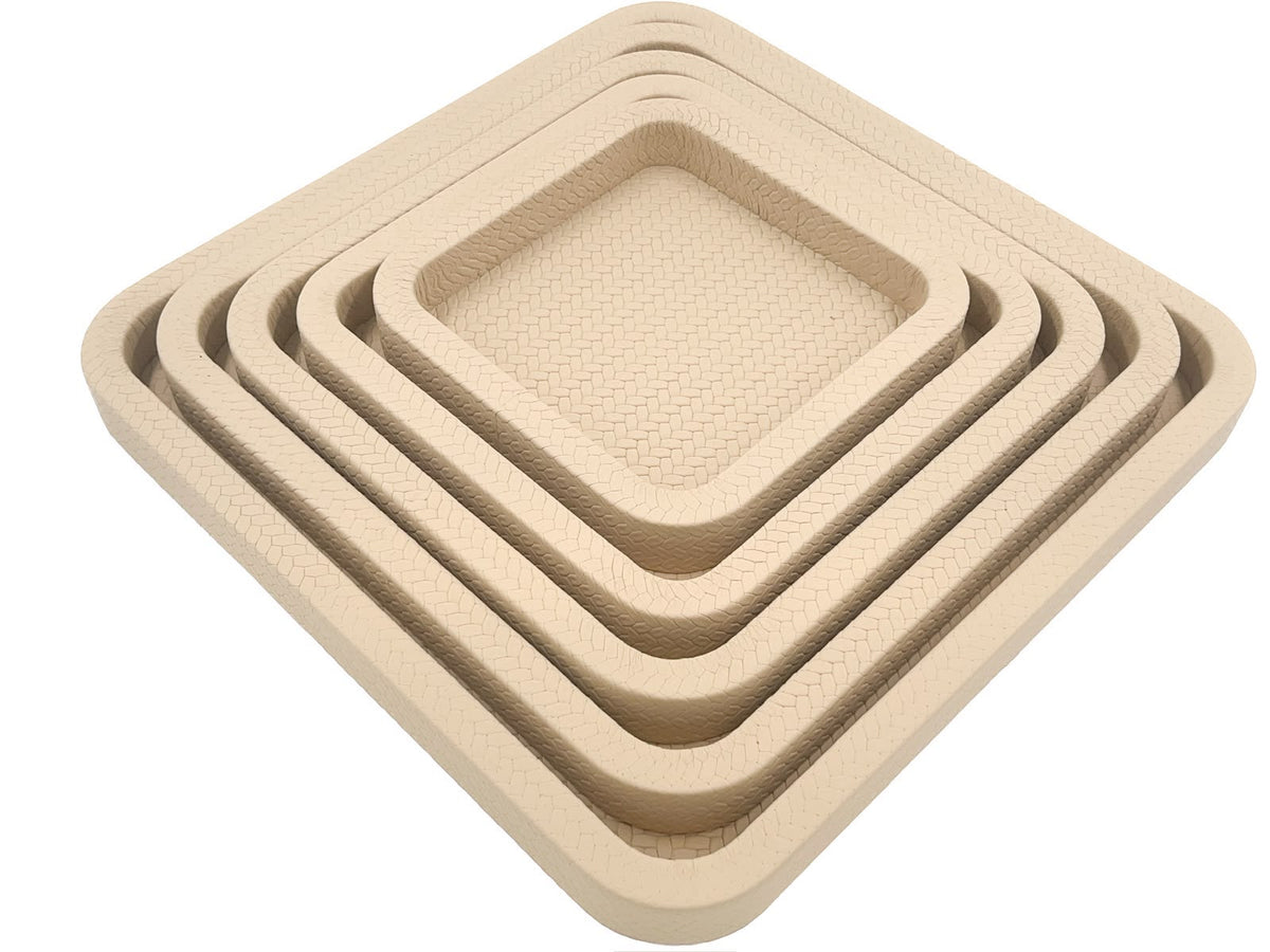 The set turned on the diagonal, five leather rims tapering inward from the 42 cm outer tray