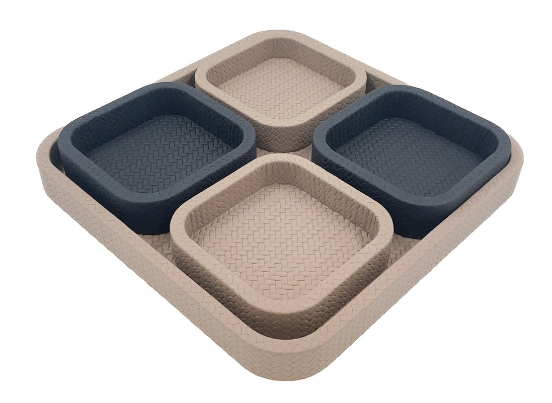 The set turned on the diagonal, two darker compartments set opposite two pale ones inside the 37 cm tray