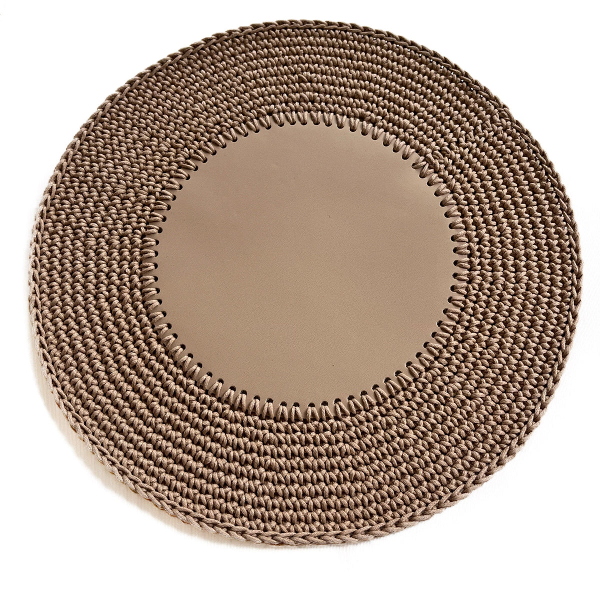 Round 36 cm placemat seen flat, concentric crocheted cord rows framing the smooth leather centre
